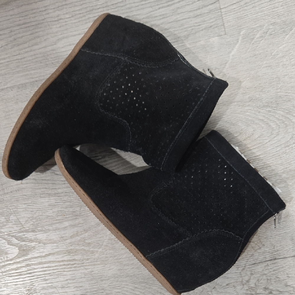 Dolce Vita Black Ankle Boots – Hidden Wedge, Size 6, Sleek & Stylish